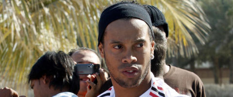 Ronaldinho på vei vekk fra Milan