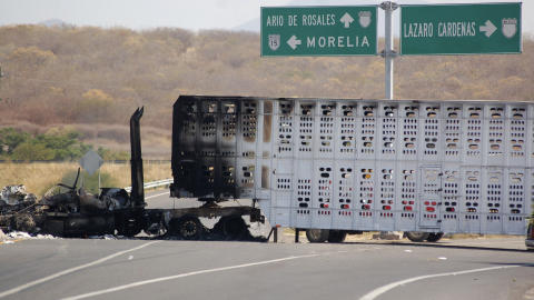 VEISPERRING: Denne lastebilen ble brukt som veisperring av gjengmedlemmene i desember i fjor. Foto: REUTERS/Leovigildo Gonzalez/Scanpix