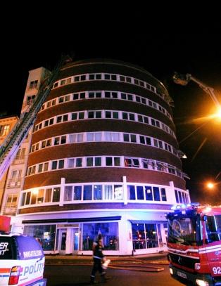 Fem personer sperret inne i brennende hus