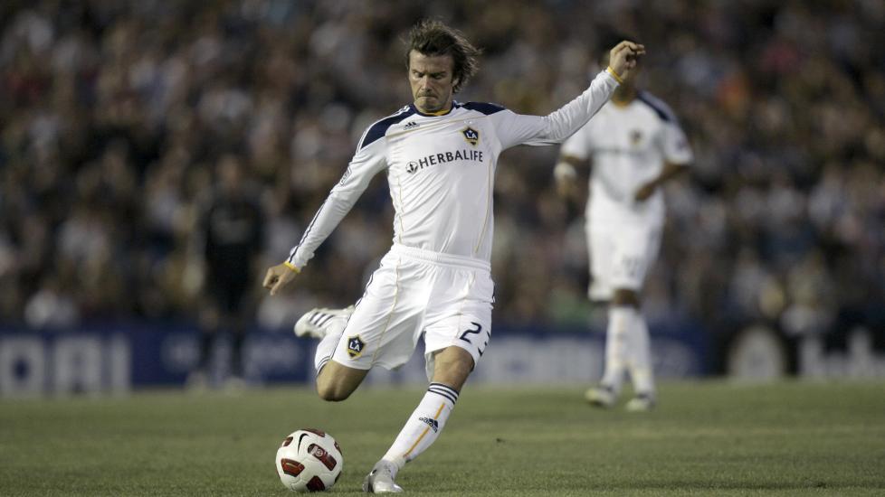 BARE P� TRENINGSFELTET: David Beckhams innleggsfot blir bare � se p� Tottenhams treningsfelt de neste ukene. White Hart Lane m� han se fra tribunen.Foto: SCANPIX/AP/Jeremy Piper