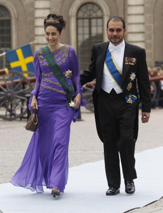 KONGELIG UTFORDRER: Ali bin Al Hussein av Jordan ankommer her sammen med prinsesse Rym Ali Storkyrkan i Stockholm i forbindelse med det svenske kronprinsparets bryllup. N� vil han inn i FIFA-ledelsen, med Sepp Blatters velsignelse..
Foto: Lise �serud / SCANPIX