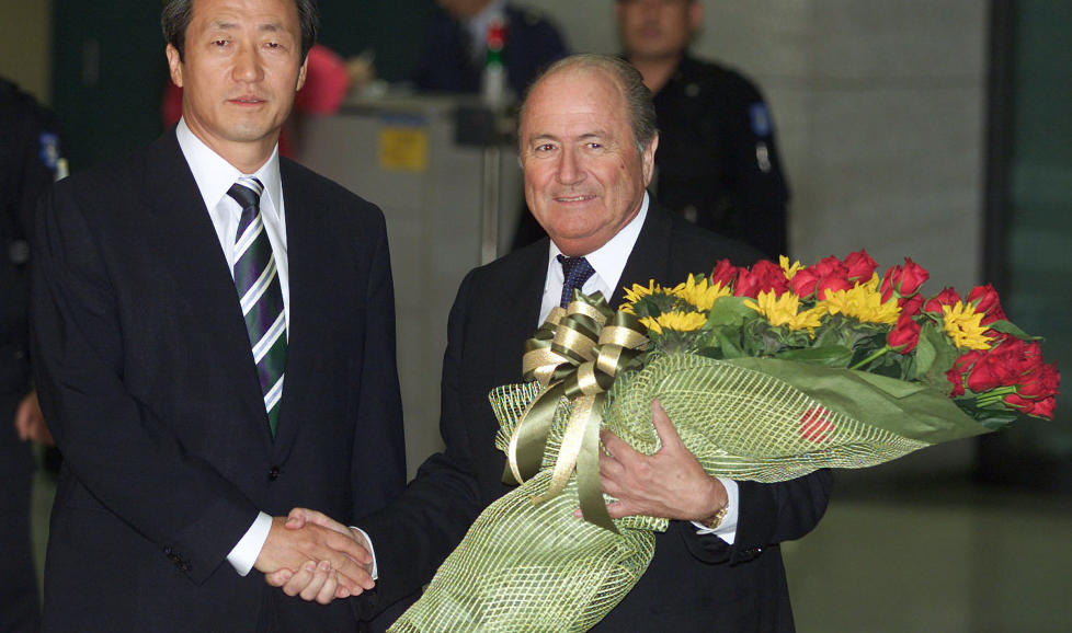 KJEMPER OM MAKTA: FIFA-president Sepp Blatter (t.h.) er mektig lei gjentatte angrep fra visepresident Chung Mong-joon (t.v.). N� h�per Blatter � bli kvitt den styrtrike koreaneren en gang for alle, ved � st�tte en motkandidat blant sine venner i Qatar og andre Gulf-stater. Maktkampen er �pen, og Chung har flere ganger truet med � stille som motkandidat til Blatter om presidentskapet. Foto: REUTERS