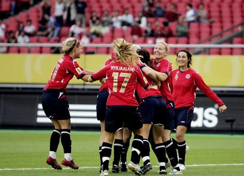 FOR VIDE SHORTSER: If�lge journalist Andrew Jennings er Sepp Blatter bekymret over de store shortsene i kvinnefotball. Trangere kl�r ville v�rt bedre for business. Her jubler det norske kvinnelandslaget under en kamp mot Kina i 2007.
Foto: Sara Johannessen / SCANPIX .