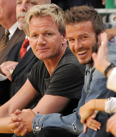 STJERNEVENNER: Gordon Ramsay har en rekke kjente venner. Her er han sammen med sin gode venn David Beckham under en basketballkamp i Los Angeles i fjor. Foto: Ap / Scanpix