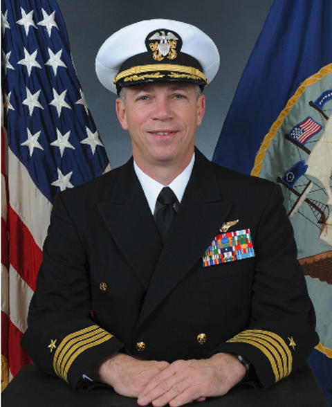 OFFISIELL VERSJON: Kaptein Owen Honors. Foto: US Navy/AP/Scanpix