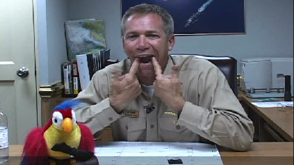UOFFISIELL VIDEO VERSJON: Videograb av en humorvideoene kapteinen p� USS Enterprise, Owen Honors produserte. Foto:The Virginian Pilot/AP/Scanpix