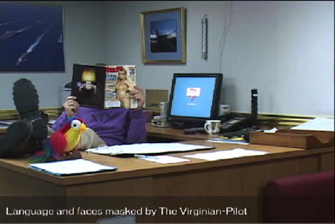 KAPTEIN: Stillbilde hentet fra en av humor-videoene med kaptein Owen Honors p� hangarskipet USS Enterprise. Foto: The Virginian Pilot/AP/Scanpix