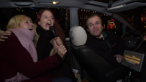 KARAOKEKONGEN: Per Christian B�hn kj�rte Norges f�rste karaokedrosje. S� parkerte han bilen og flyttet til Boracay. Foto: John Terje Pedersen