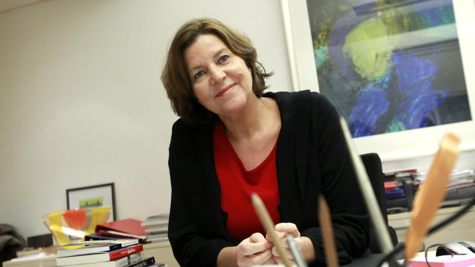 TILBAKE I JOBB:
Arbeidsminister Hanne Bjurstr�m var innom kontoret i dag, I morgen vender hun tilbake i jobb etter et lengre sykefrav�r.
Foto: Erlend Aas / SCANPIX