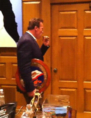 N� tenner Arnold sigaren og slukker lyset