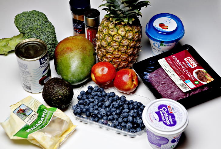 JA OG NEI: If�lge forskerne holder man vekta best ved � spise proteinrik kost med lav GI. Det er ikke helt enkelt. Frukt som eple, appelsin og p�re kan man da gafle i seg, mens melon, banan, vindruer, kiwi og ananas skal man v�re mer forsiktig med. Magre meieriprodukter er bra, det samme gjelder gr�nnsaker (unntatt mais). Foto: Torbj�rn Gr�nning / Dagbladet