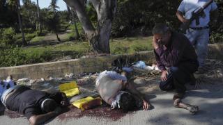 VOLDSFYLT I MEXICO: En far s�rger foran liket av sin s�nn p� en av hovedgatene i Acapulco, etter at s�nnen sammen med fire andre unge menn ble funnet drept. Foto: AP Photo/Bernandino Hernandez/Scanpix