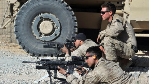 REKORDTAP FOR KOALISJONEN: I Afghanistan ble 10 461 soldater, oppr�rere og sivile drept i 2010. 711 av dem var utenlandske soldater - noe som er et rekordh�yt tall. Foto: AFP Photo/Massoud Hossaini/Scanpix