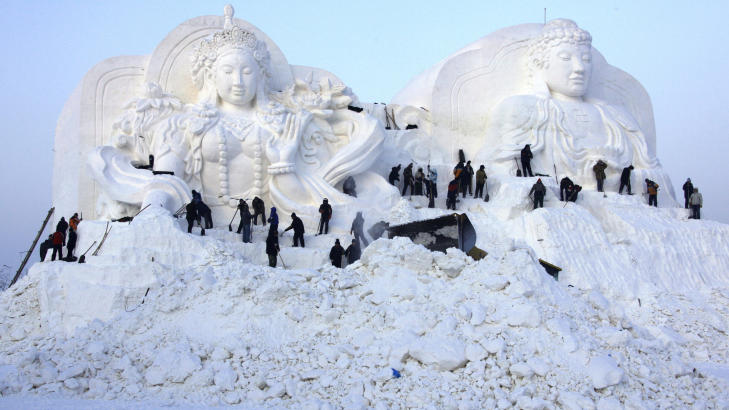 STORE: Dette bildet viser st�rrelsesforskjellen mellom skulpturene og mennesker. Foto: Reuters/David Gray/Scanpix