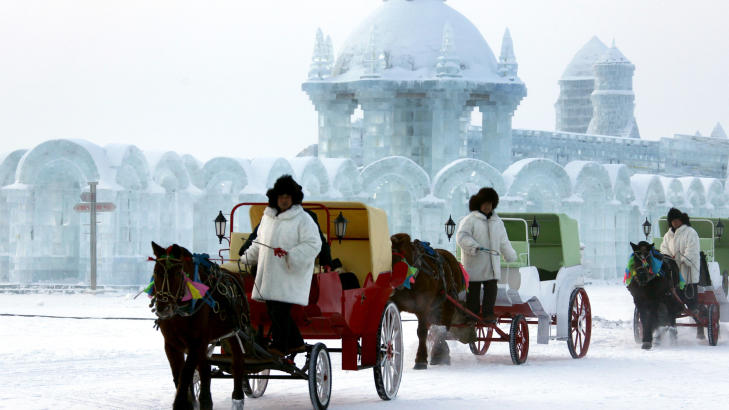 WINTER WONDERLAND: For � komme seg rundt i den 600 000 kvadratmeter store isbyen kan man kj�rer hest og kjerre. Foto: Reuters/David Gray/Scanpix
