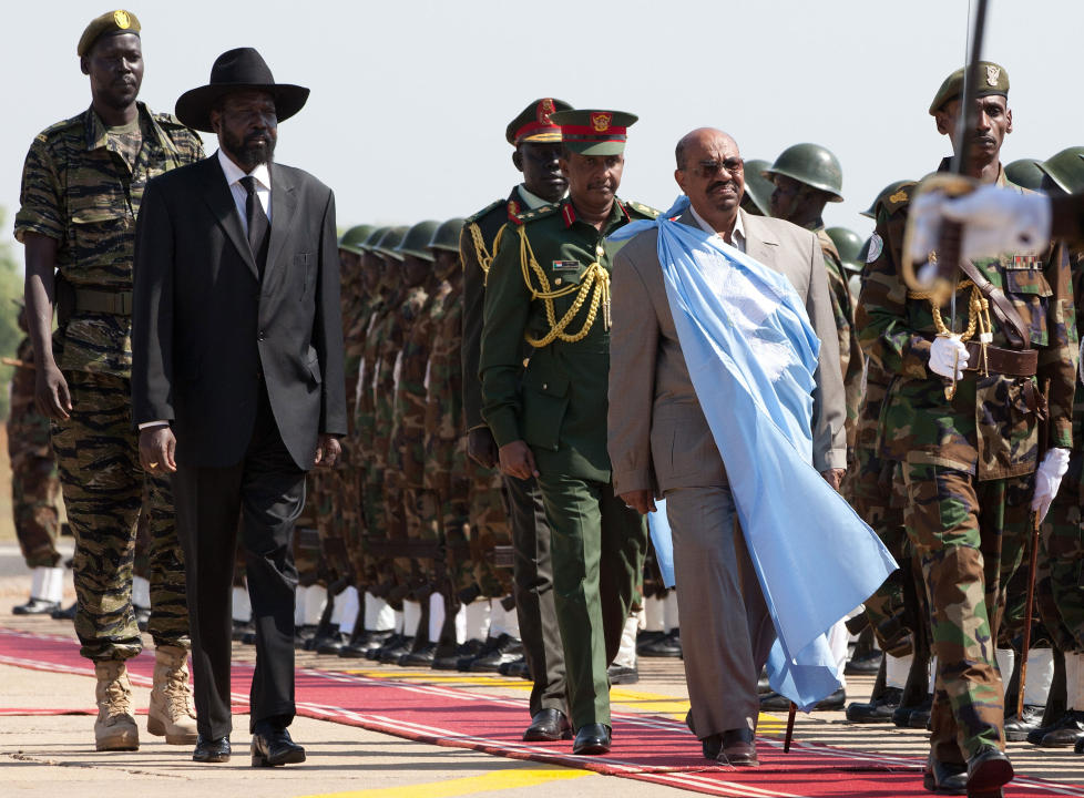 OVERRASKET ALLE: Sudans President Omar al-Bashir (t.h) ble idag �nsket velkommen av S�r-Sudans Presiden Salva Kiir Mayardit (t.v) i Juba. Under en tale overrasket Bashir alle n�r han sa: - Jeg vil hedre deres avgj�relse, selv hvis avgj�relsen er l�srivelse. Foto:Yasuyoshi Chiba/AFP/Scanpix