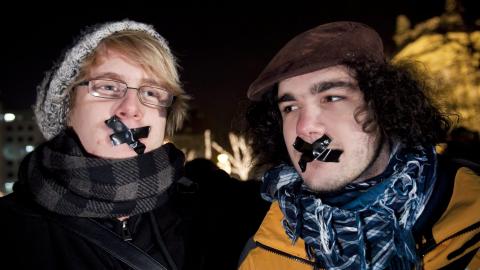 PROTESTERER: HUndrevis av ungarere deltok i kveld p� en demonstrasjon mot innskrenkingen av pressefrihet i Ungarn. Foto: BALAZS MOHAI/EPA