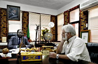 R�DGIVER: NRK's tidligere Afrika-korrespondent Tomm Kristiansen har ogs� jobbet p� oppdrag for FN, som r�dgiver for presidenten i S�r-Sudan, Salva Kiir. Han tror Kiir og Bashir sammen kan finne en l�sning for et delt Sudan.
Foto: Espen R�st / Dagbladet