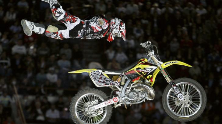 ACTION: Andr� Villa under X Fighters i Mexico City 27. mars 2009. FOTO: REUTERS/Daniel Aguilar