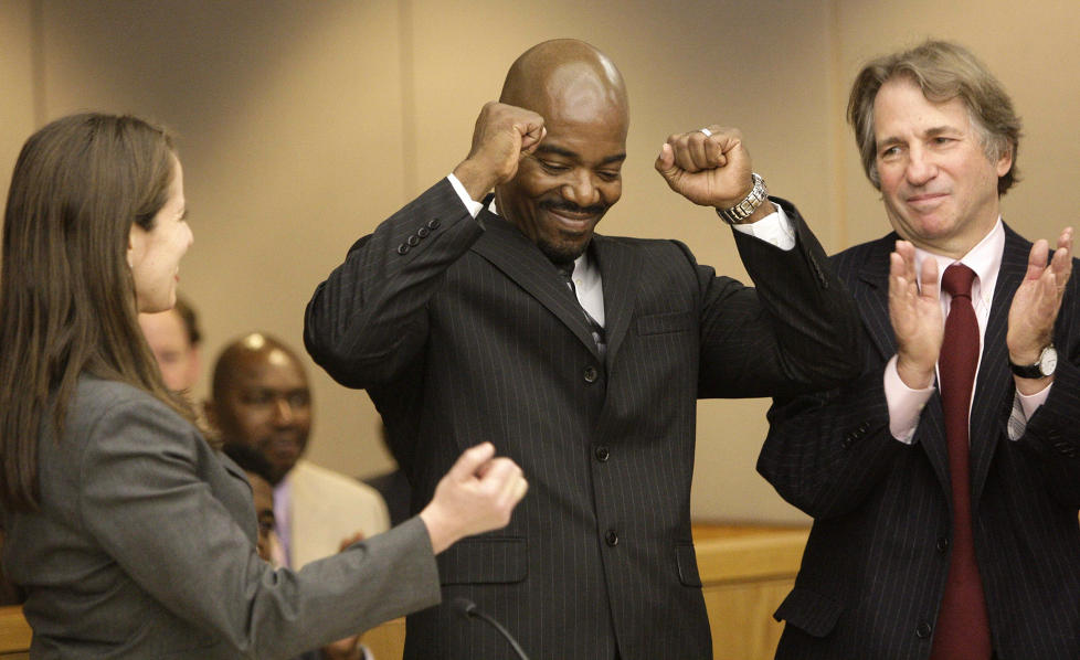 SEIRET TIL SLUTT: Cornelius Dupree (51, i midten) kan koste p� seg et smil etter g�rsdagens kjennelse. Han flankeres av advokatene Nina Morrison og Barry Scheck. Foto: MIKE FUENTES/AP/SCANPIX