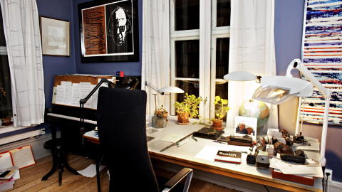 ARBEIDSROMMET: Hvilken kunstner skal f� �ren av � jobbe ved dette skrivebordet? Gi din stemme i k�ringa over. Foto: Nina Hansen / Dagbladet