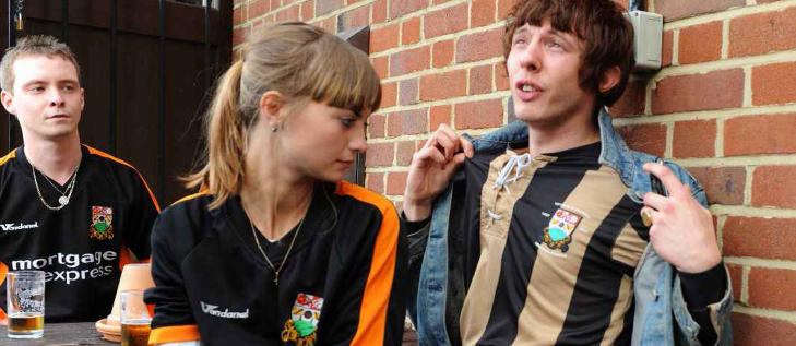 KJ�RLIGHET: Marco Berni (22) viser fram Barnet-tr�ya som ble skiftet ut i 2007, det �ret klubben fylte 100 �r. &mdash; Jeg liker ikke den nye drakta, derfor g�r jeg med denne, sier Marco, sammen med Georgia Little, som forteller at hun ble Barnet-supporter av kj�rlighet. I bakgrunnen David Holliday. Foto: KEITH HAMMETT