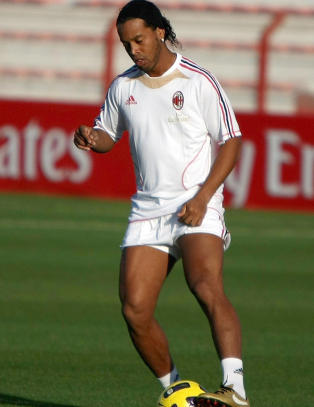 Ronaldinho krever at Milan slipper ham til Gremio