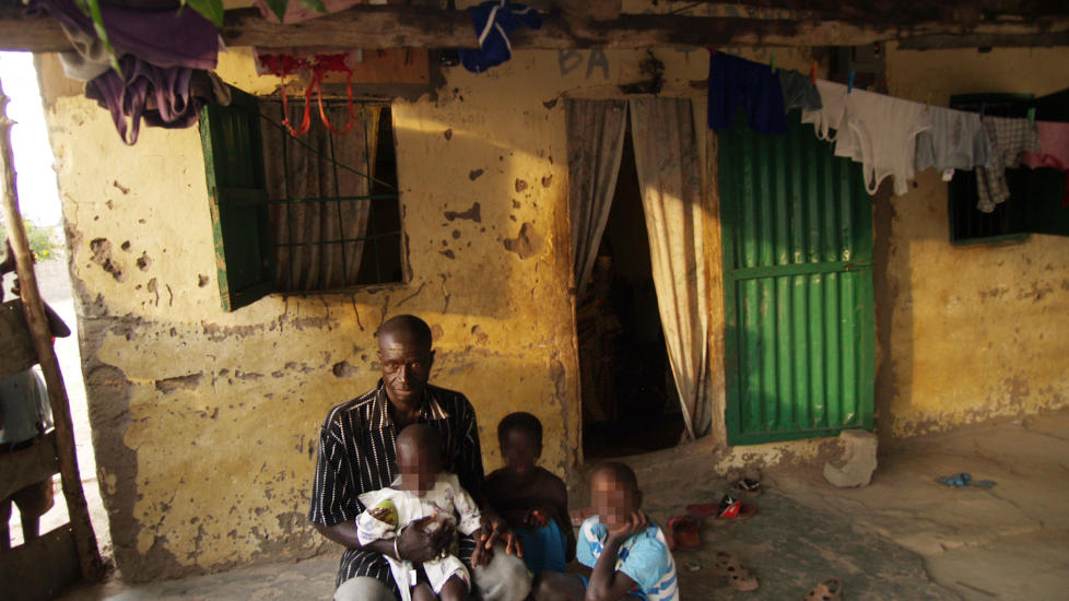 MISTANKE OM MISBRUK: Bakari Bojenj er far til fire av guttene som ble funnet p� rommet til nordmannen som er arrestert i Gambia. Barnevernet kjente til at nordmannen skulle ha misbrukt sin egen s�nn, men unnlot � anmelde fordi man mente barnets beste tilsa �ro i familien�. Foto: Torgeir Krokfjord