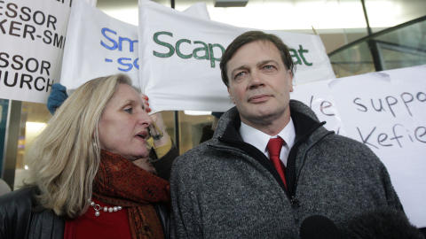 FLYTTET TIL TEXAS: Andrew Wakefield sammen med kona Carmel. Wakefield jobbet som lege ved  London's Royal Free Hospital da han gjorde forskningsprosjektet, han var ekspert p� eksperimentell gastroenterologi. N� har han ikke lov � praktisere som lege lenger i Storbritannia. Foto: AFP/SHAUN CURRY
