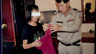SNAKKER MED OFFER: Anti-traffickingsjefen i Siem Reap, Sun Bonthong, snakker her med en jente som har v�rt offer for internasjonale reisende overgripere. Foto: Politiet i Siem Reap
