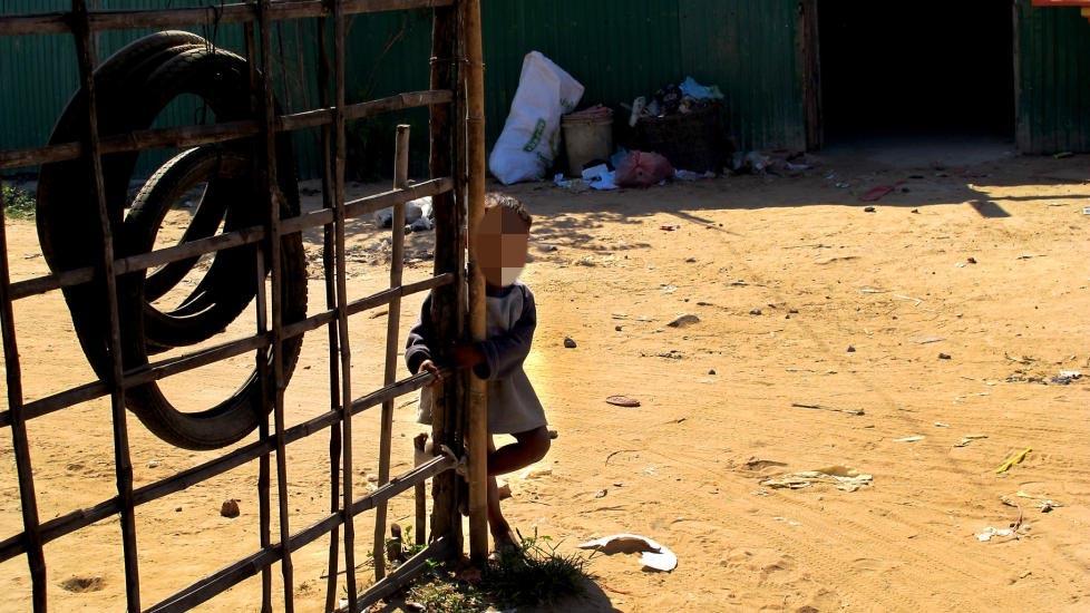 FRA SLUMMEN: Denne lille gutten fors�kte � f� kontakt med Dagbladet da vi gikk igjennom slummen i en av de fattigste landsbyene i utkanten av Siem Reap i Kambodsja. Barna fra slumomr�dene i Kambodsja er sv�rt utsatt n�r det gjelder reisende pedofile overgripere, if�lge organisasjonen APLE. Foto: Siril K. Herseth/DAGBLADET