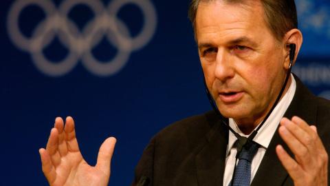 HVA SIER HAN N�? Jaques Rogge har trolig forventet at vinter-OL skulle ha TV-monopol i vintersesongen 2022. Foto: EPA/Arne Dedert/Scanpix