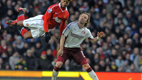 DRAMA: Boudewijn Zenden (t.h.) mot Patrice Evra under Boxing Day-m�tet mellom Sunderland og Manchester United i fjor. I 2022 kan denne og en rekke andre runder m�tte bli flyttet. Foto: AFP/Andrew Yates/Scanpix