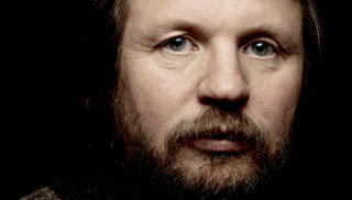 FAN: Krimforfatter Tom Egeland leser Nesb�s b�ker med �kollegial nysgjerrighet og beundring�. Foto: Lars Eivind Bones