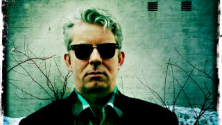 FAN: Forfatter og humorist Knut N�rum har f�lgende forklaring p� Harry Holes popularitet: &mdash;Han er vel like ubarbert, forsoffen og modig som man mener at en mann b�r v�re. Foto: Lars Eivind Bones.