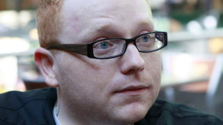 FAN: Krimforfatter Jan-Erik Fjell mener Nesb� er mesteren blant norske krimforfattere. Foto: Torbj�rn Berg.