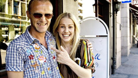BLODFAN: Artist Venke Knutson sammen med helten Jo Nesb�. Foto: Lars Eivind Bones.