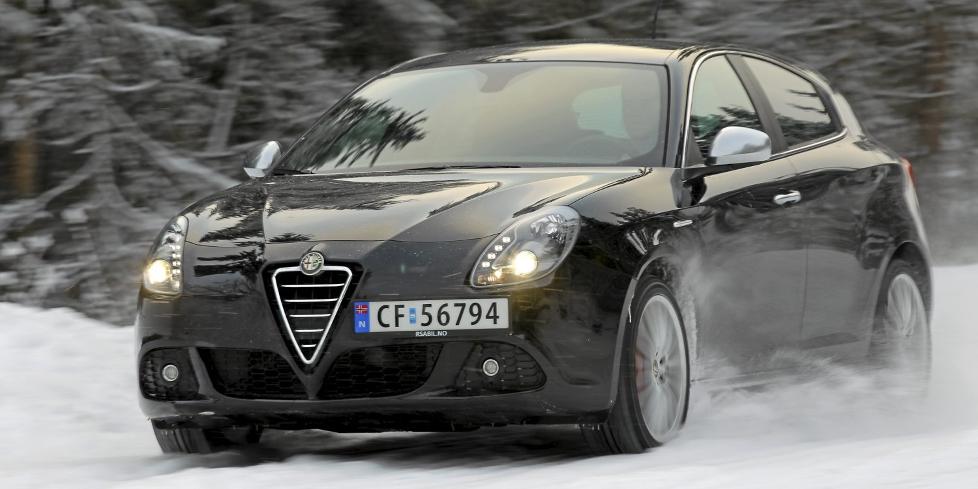 KJ�REGLEDE: Alfa Romeo Giulietta er en nytelse for �yet og kj�regleden. Foto: Terje Bj�rnsen