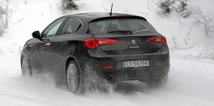 MODERNE: Alfa Romeo Giulietta har et s�reget og modern designpreg. Foto: Terje Bj�rnsen