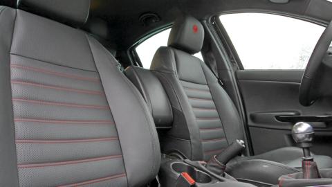 SPORTSSETER: Alfa Romeo Giulietta med sportsseter som kunne hatt mer kontur og l�rst�tte. Foto: Terje Bj�rnsen