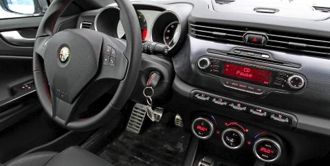 RYDDIG: Alfa Romeo Giulietta gir et bra kvalitetsinntrykk og har ryddig betjening. Foto:Terje Bj�rnsen