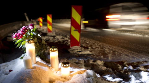 LYS: Gjennom hele helga har venner av de drepte kommet ut til ulykkesstedet og lagt ned blomster og tent lys. Foto: Ole Morten Melg�rd/Dagbladet