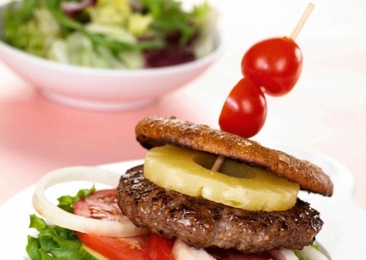 RETRO?: Stablet burger med ananasskive har et distinkt preg av 80-tall. Jeanette Roedes nye bok er ikke for deg som vil ha maten spennende. Foto fra �Lett og lettvint�.