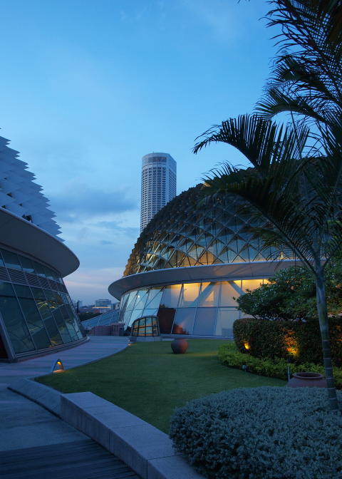 SKYHAGE: I skumringen er hagen p� toppen av kj�pesenteret Esplanade et fint sted � se skyskraperne lyse opp. Foto: JOHN ARNE GUNDERSEN