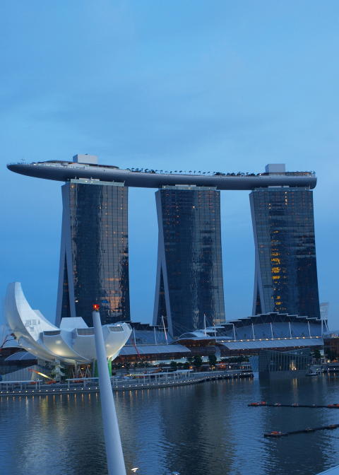 SURFEBRETT: P� avstand ser takterrassen til Marina Bay Sands ut som et enormt surfebrett av st�l og glass. Foto: JOHN ARNE GUNDERSEN