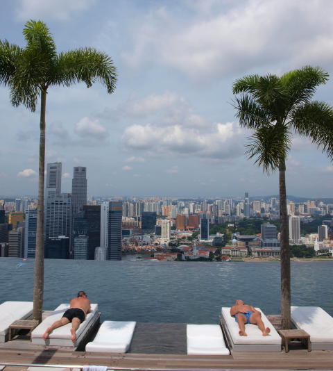 BASSENG MED UTSIKT: Man har god oversikt over Singapore fra solsengene p� takterrassen til Marina Bay Sands. Foto: JOHN ARNE GUNDERSEN