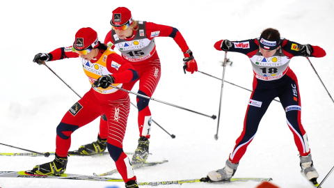 Overlegen p� sprinten: .
Her henger Astrid Uhrenholdt Jacobsen og Justyna Kowalczyk fremdeles med p� Marit. .
Foto:Erik Berglund
