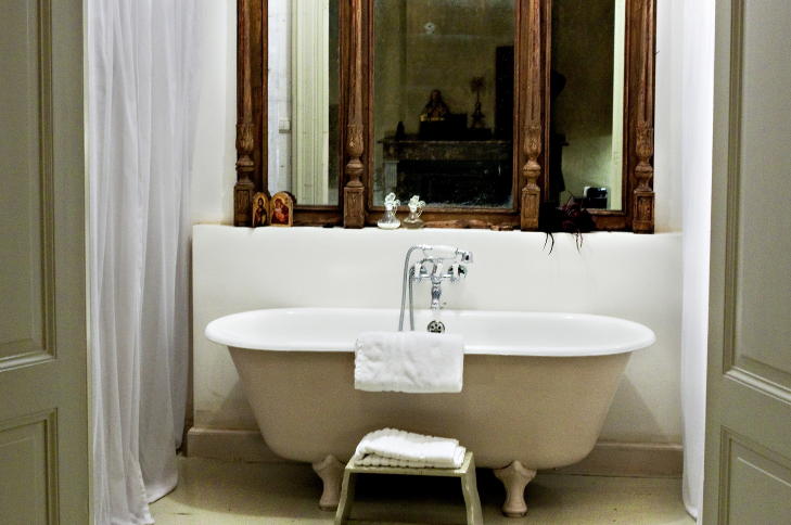 NOSTALGISK: Badekar med l�vef�tter, bak doble d�rer som kan �pnes ut mot rommet. Foto: NINA HANSEN