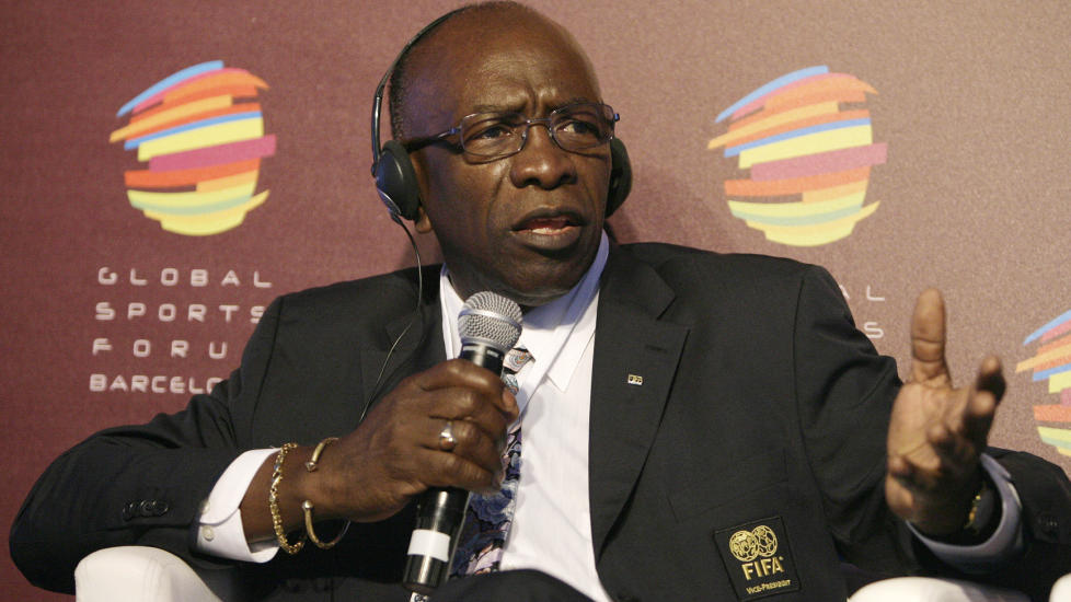 S���������� DESPERAT: Jack Warner har lovet Sepp Blatter livslang st�tte. Det har l�nnet seg n�r det har rast rundt visepresidenten. Foto: AP/Scanpix
