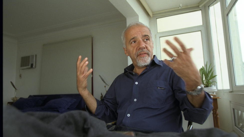 BOKBANNLYST Paulo Coelhos b�ker ble i helgen bestemt bannlyst i Iran. N� vil suksessforfatteren legge ut b�kene sine ut gratis p� internett p� farsi.